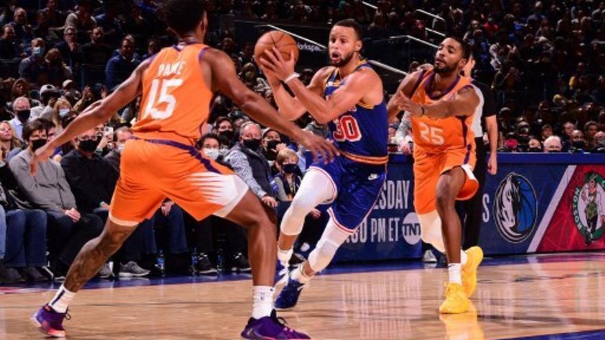 Curry penetra a la defensa de los Suns.