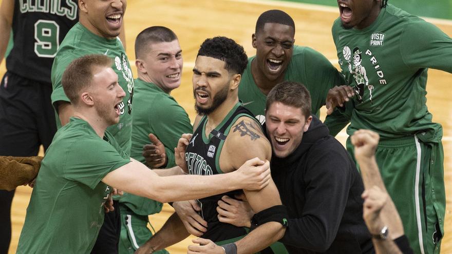Jayson Tatum (c) fue felicitado por sus compañeros de los Celtics