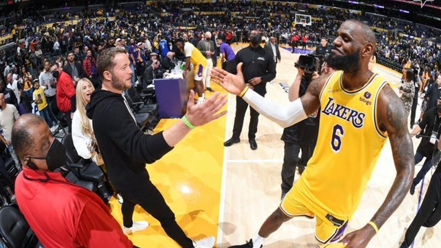 LeBron James fue la única noticia buena en la ofensiva de Lakers.