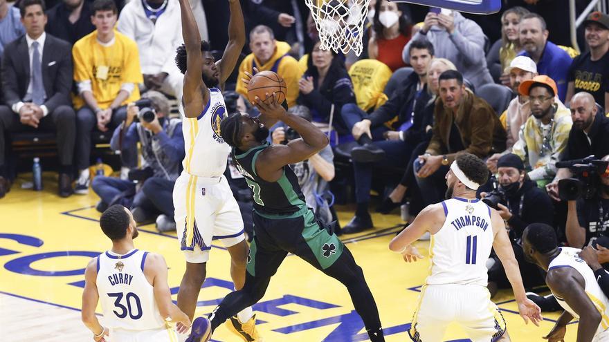 Warriors vencen a Celtics y se ponen a un triunfo del campeonato en la NBA
