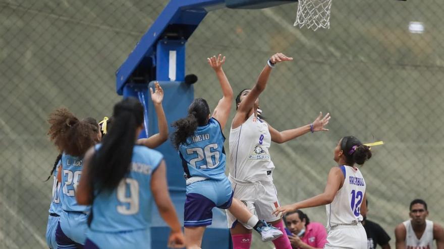 La final del baloncesto femenino Sub-16 arrancó con el triunfo de Correcaminos de Colón