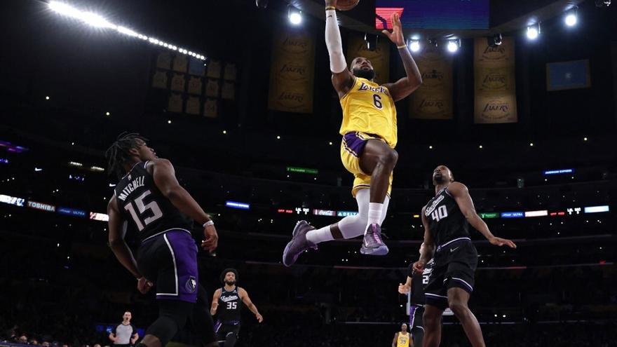 LeBron James comanda triunfo de los Lakers sobre Sacramento Kings