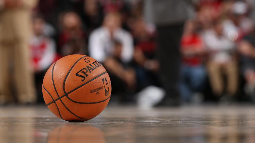 NBA pospone juegos en Dallas y Chicago debido al covid-19