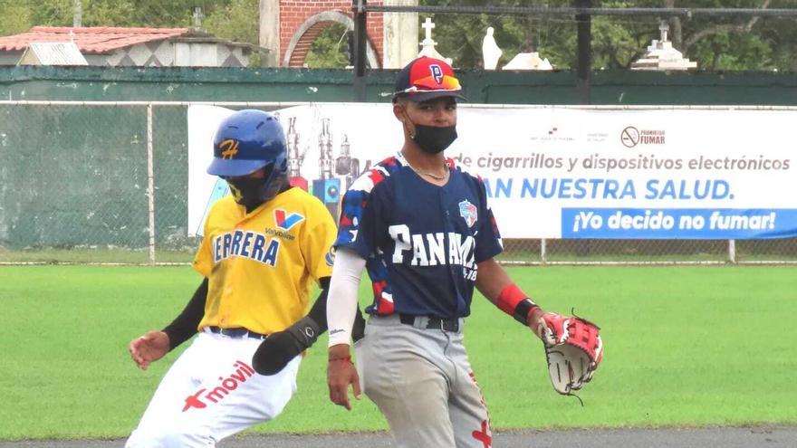 Acción del partido entre Herrera y la Preselección Sub-18 de Panamá