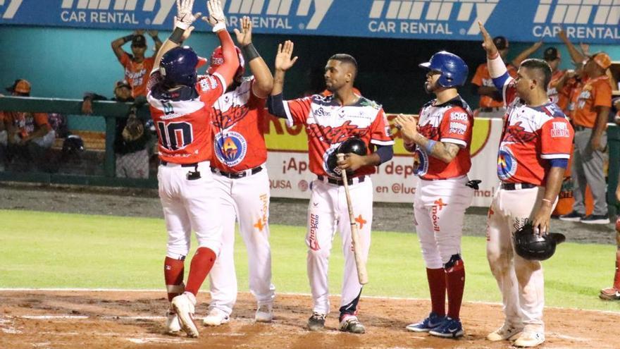 Jorge Miranda celebra con sus compañeros tras conectar un 'grand slam' ante Chiriquí Occidente