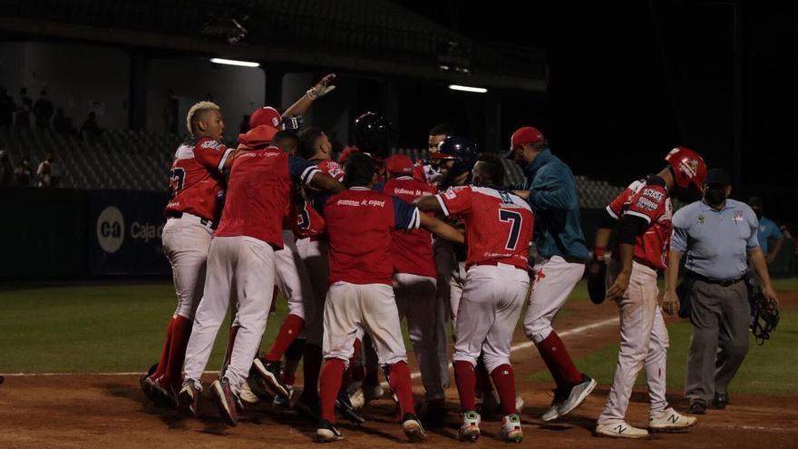 Jugadores de Panamá Metro celebran al vencer a Chiriquí Occidente