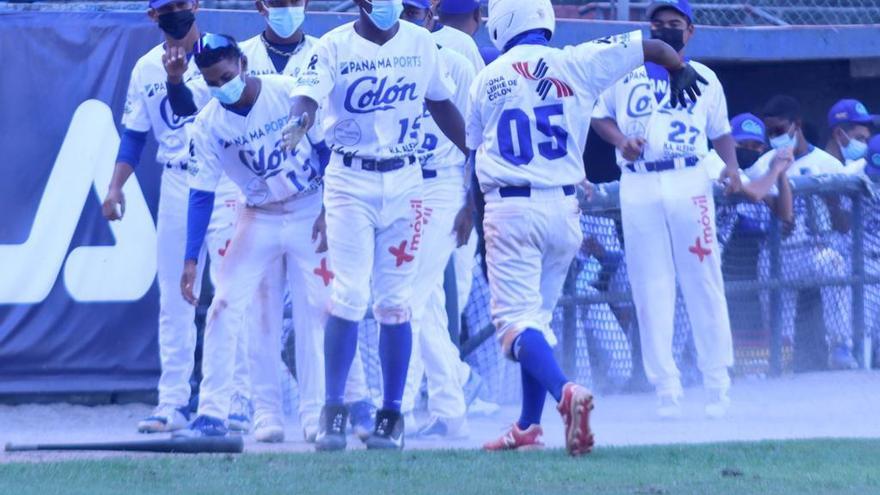 Jugadores del equipo de béisbol juvenil de Colón