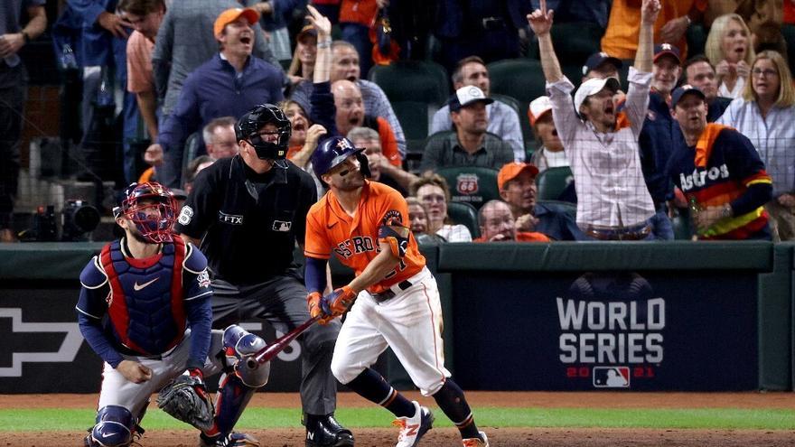 Serie Mundial entre Astros y Bravos se mueve ahora a Atlanta empatada a un triunfo por bando