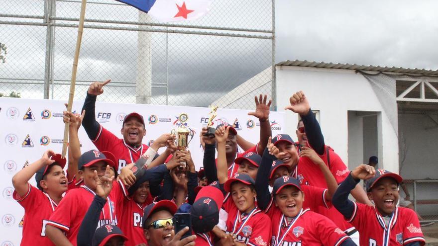 El equipo panameño de béisbol Sub-10 celebra el título panamericano