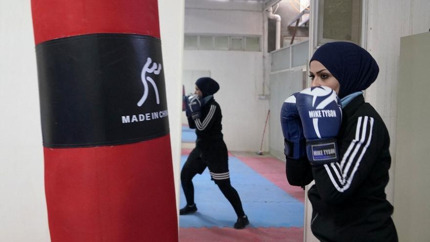 Boxeadoras en Irak intentan dejar KO a prejuicios y tabúes