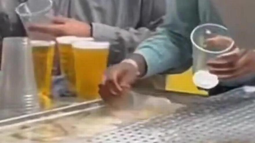 Personal del bar en Wembley, en la pelea Fury vs Whyte servían cervezas de las sobras
