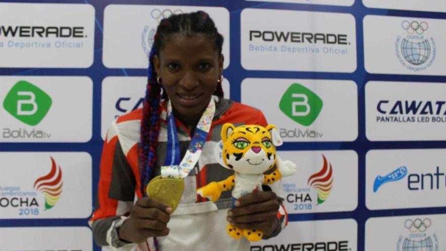 Atheyna Bylon con la medalla de oro que obtuvo en los Suramericanos