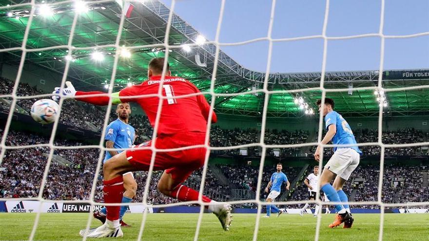 Gianluigi Donnarumma intenta evitar un gol alemán.