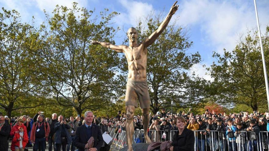 Ibrahimovic inaugura una estatua con su efigie en su ciudad natal