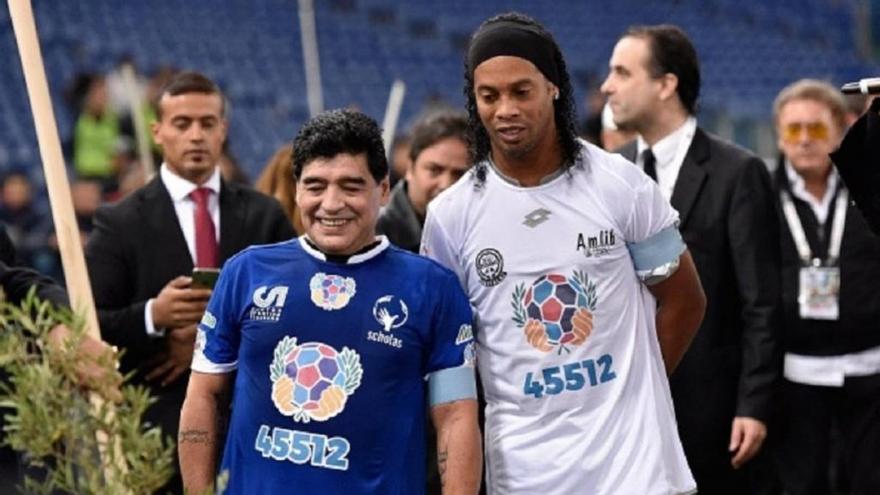 Maradona le desea "fuerza" a Ronaldinho: "La verdad siempre sale adelante"