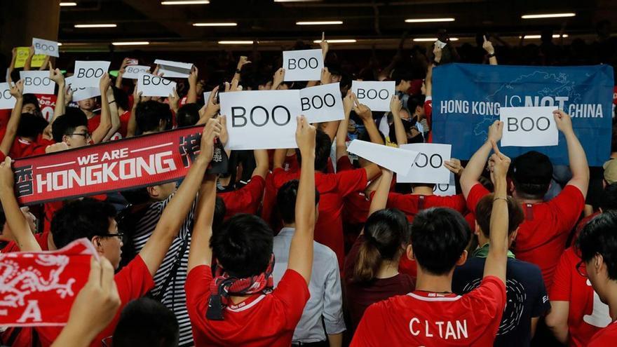 Multada la Federación de Hong Kong por pitos al himno chino