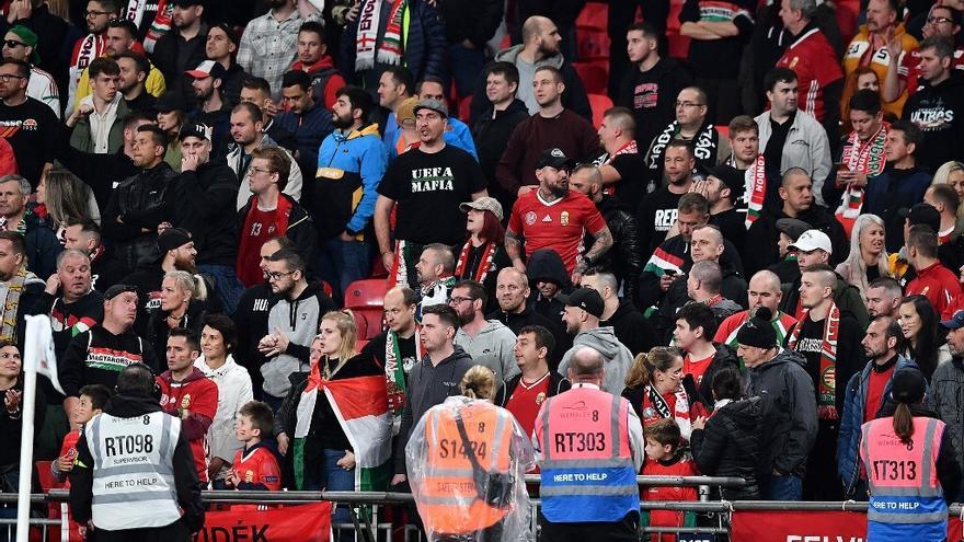 Aficionados húngaros no podrán entrar en estadios durante dos años tras incidentes en Inglaterra