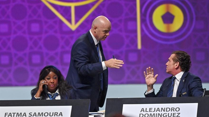 Alejandro Domínguez (d) conversa con el presidente de FIFA, Gianni Infantino (i)