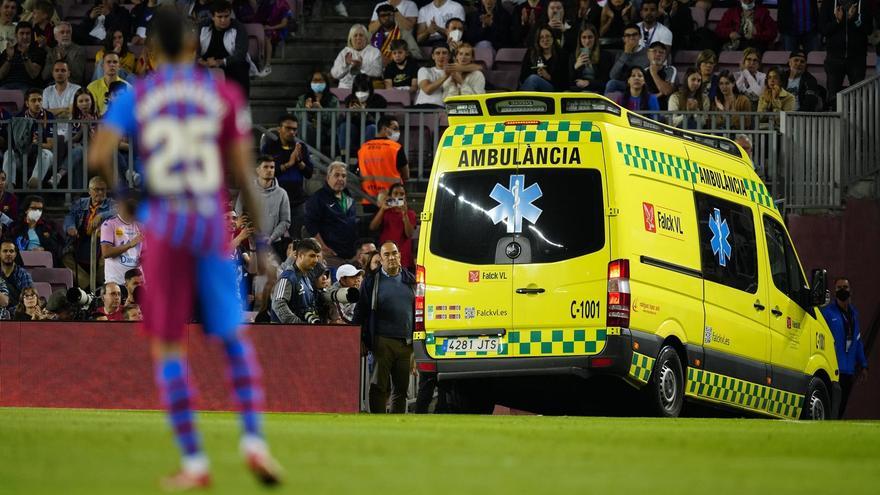 Araujo sale en ambulancia del Camp Nou.