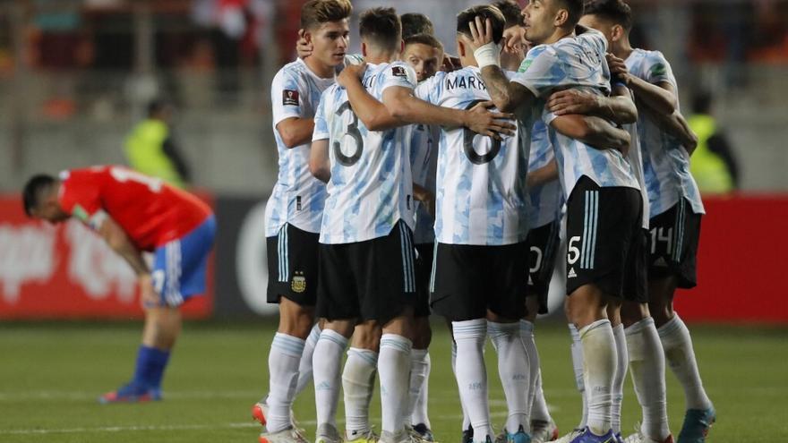 Argentina sin Messi gana 2-1 y deja a Chile con un pie fuera del Mundial de Catar-2022