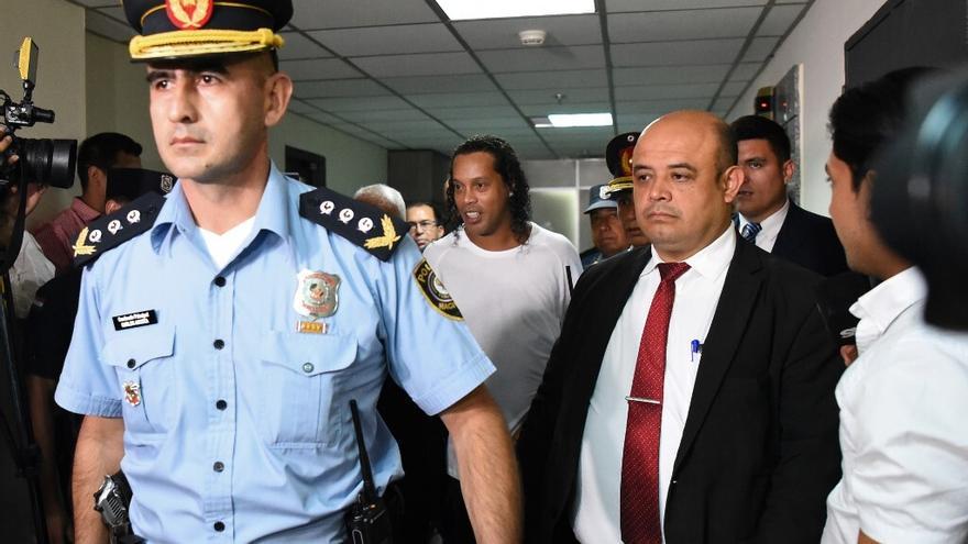 Arrestan a Ronaldinho y su hermano Roberto en Asunción