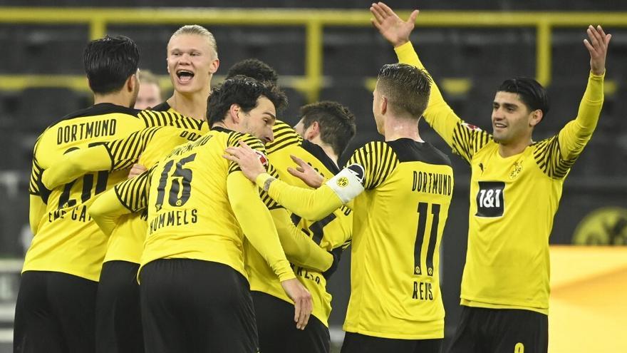 Borussia Dortmund golea 5-1 al Friburgo y se acerca al líder Bayern