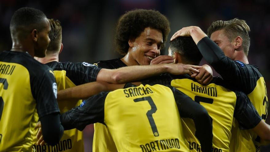 Borussia Dortmund gana al Slavia en Praga con doblete de Hakimi