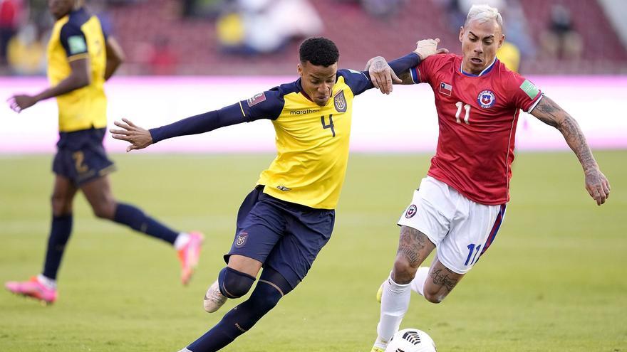Byron Castillo (i) disputa el balón con Eduardo Vargas (d) en el juego entre Ecuador y Chile el 3 de septiembre de 2021.