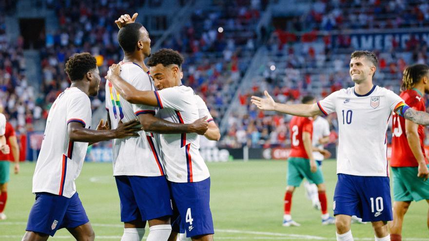 Christian Pulisic (d) celebra con sus compañeros de la selección de Estados Unidos