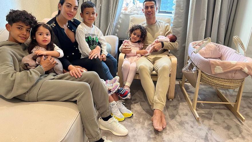 Cristiano Ronaldo junto a su familia.