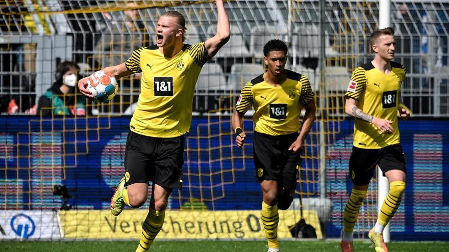 Erling Haaland celebrando un gol con el Dortmund.