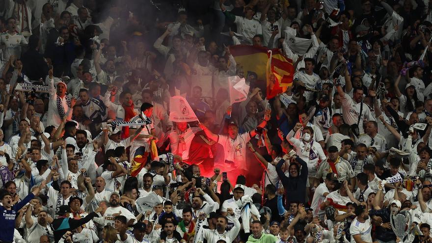 Fanáticos durante la final de la Champions League en el Stade de France en París