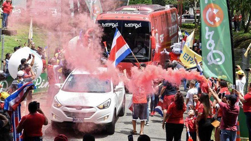 Fanáticos costarricenses despidieron a su selección en las calles