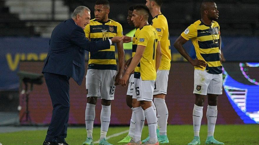 Gustavo Alfaro da instrucciones a jugadores de la selección de Ecuador