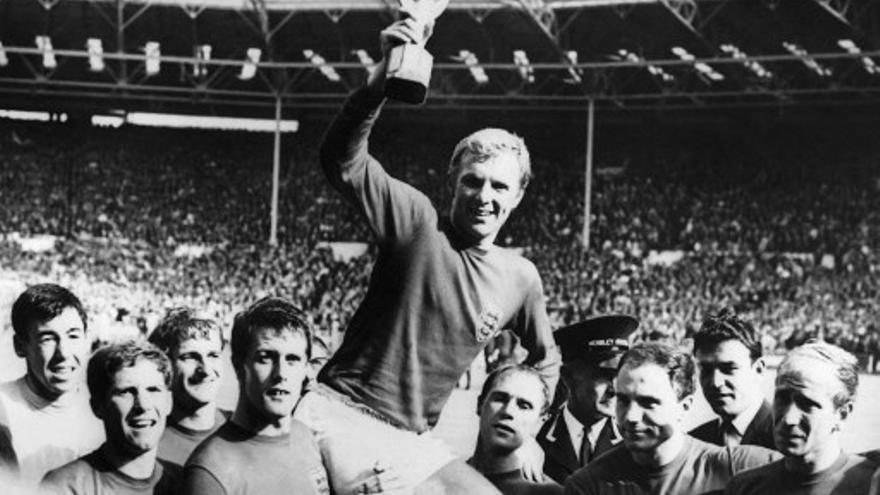 Hunt, junto a los campeones del mundo con Inglaterra en 1966.