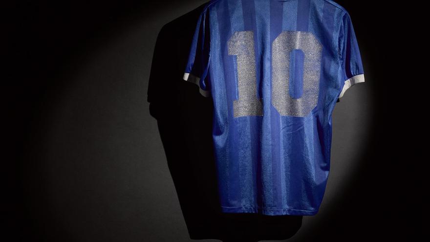 Imagen de la camiseta de Diego Maradona que está en subasta