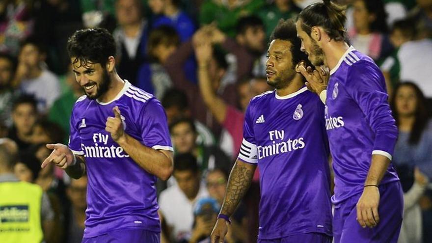 Isco (i), Marcelo (c) y Gareth Bale (d)