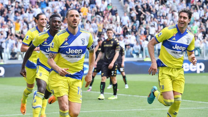 Jugadores de la Juventus celebran el gol de Bonucci.
