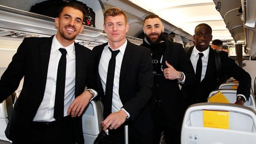 Jugadores del Real Madrid durante el vuelo a Londres.