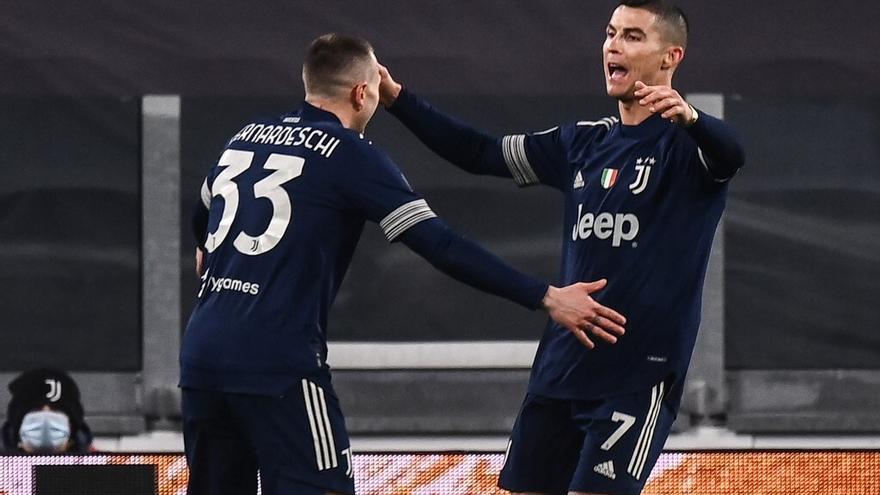 Juventus sufre para ganar 3-1 a Sassuolo, pero se acerca al podio