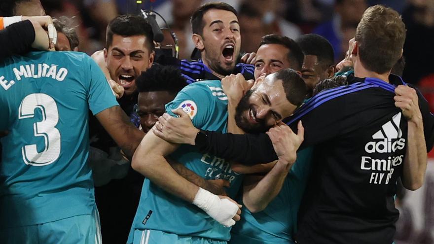 Karim Benzema (c) es abrazado por sus compañeros del Real Madrid