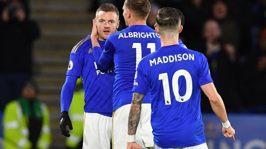 Leicester golea al Aston Villa y se acerca a la 'Champions'