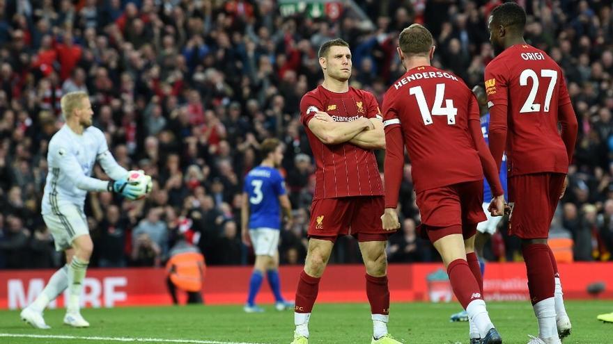 El Liverpool salva su pleno de victorias con un penal en el último instante