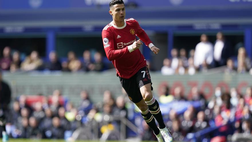 Manchester United busca la salida de Cristiano Ronaldo para evitar pagar el salario millonario del portugués