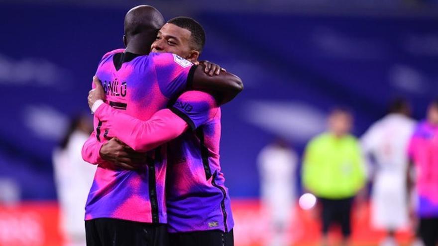 Mbappé guía al PSG ante el Lyon para recuperar el liderato