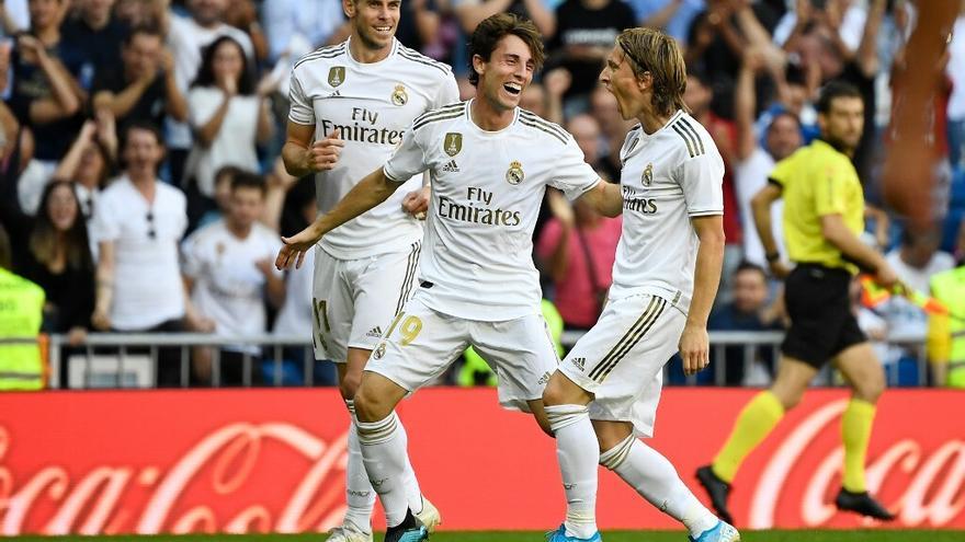 El Real Madrid asegura los tres puntos ante el Granada para seguir líder