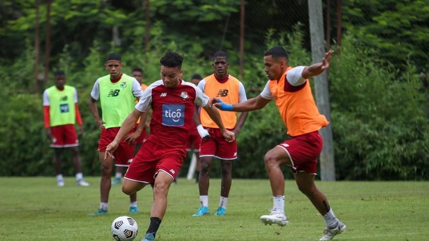 Jugadores de la sub-20 en su entrenamiento previo al partido contra Aruba