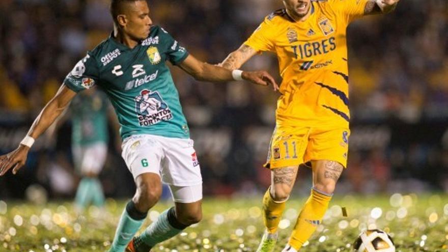 Tesillo marca al jugador de Tigres Nicolás López.