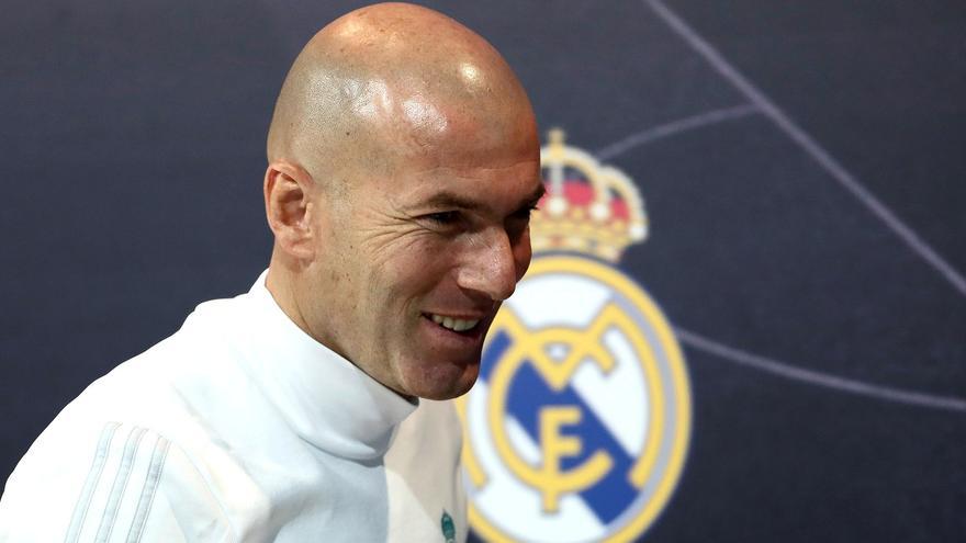 Zidane confirma la convocatoria de James Rodríguez y de Gareth Bale para enfrentar al Granada en la Liga Española.