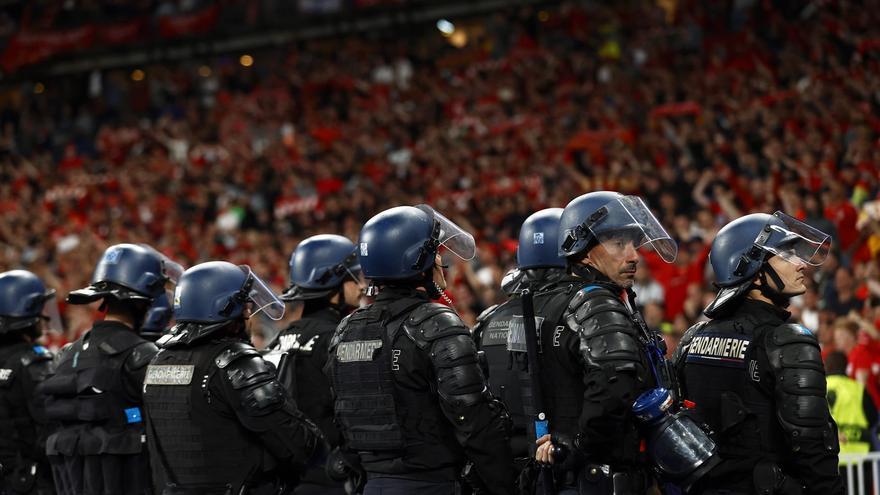 Grupo de policías custodiando el perímetro de la cancha del Stade de France